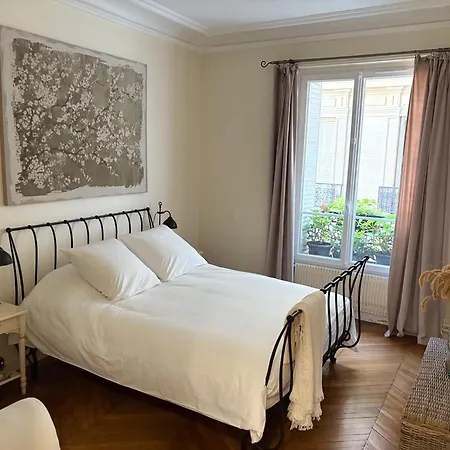 Steps To Luxembourg Gardens Bright Family Flat